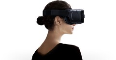 Le voci suggeriscono che Samsung sta lavorando su un nuovo dispositivo XR, il primo della società dopo l&#039;auricolare Gear VR, nella foto sopra. (Fonte immagine: Samsung)