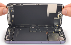 I componenti interni dell'iPhone 14 Pro, compresa la batteria. (Fonte: iFixit)