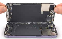 I componenti interni dell&#039;iPhone 14 Pro, compresa la batteria. (Fonte: iFixit)