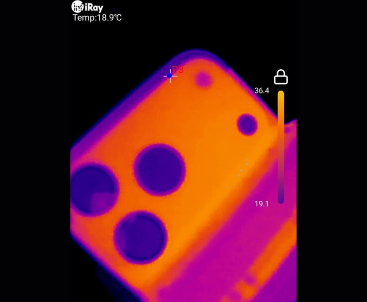 L'immagine termica dell'iPhone 17 Pro Max mostra la distribuzione del calore intorno all'area della fotocamera posteriore (Fonte immagine: u/T-K-Tronix via r/iphone)