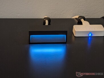 Ricevitore 8K con illuminazione RGB impostata sul bianco, luminosità al 50%.
