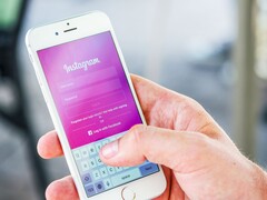 Smartphone su cui è in esecuzione l'app Instagram