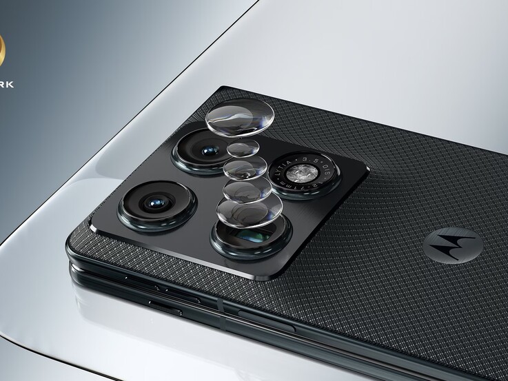 Il Motorola Razr Fold è dotato di una tripla fotocamera posteriore da 50 MP