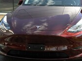Modello Y rosso Midnight Cherry con fari a matrice (immagine: Vision E Drive/YT)