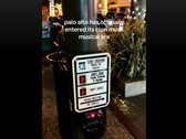 Un TikTok (screenshot) che mostra il pulsante delle strisce pedonali hackerato a Palo Alto. (Fonte immagine: rosecampau su TikTok)