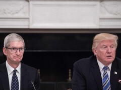 Tim Cook e Donald Trump durante un incontro d&#039;affari alla Casa Bianca (Fonte: Sky News)