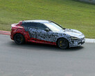 Xiaomi YU7 GT camuffato al Nurburgring. (Fonte: Niubei Shehuiren/Weibo)