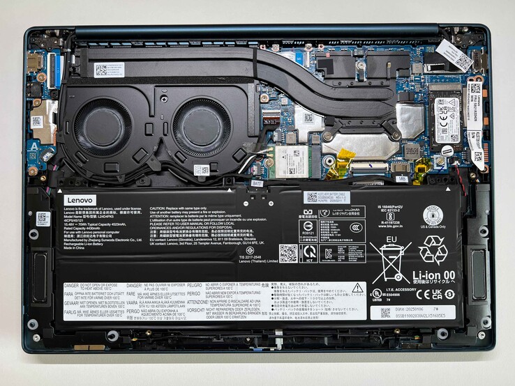 Yoga Slim 7 14AKP G10 a titolo di confronto. Sebbene i due modelli siano identici dal punto di vista estetico, presentano alcune differenze a livello interno