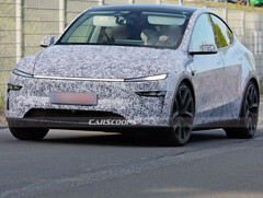 La Tesla Model Y Performance del 2026 in prova al Nürburgring. (Fonte: Carscoops)