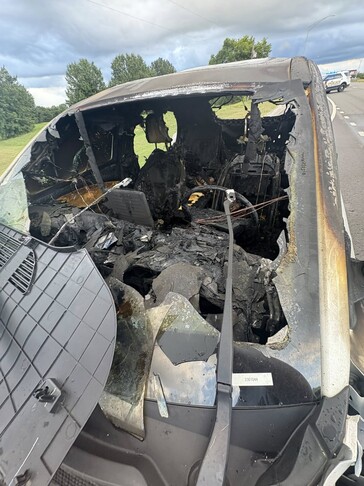 Vista frontale della Mustang Mach E dopo l'incendio (Fonte: Chase Roberts)