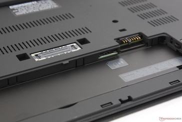 Lo slot per Micro-SIM è inserito al di sotto dello scompartimento batterie secondario