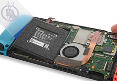 la rivalutazione di iFixit sul Nintendo Switch ha portato ad un punteggio di riparabilità inferiore. (Fonte: iFixit)