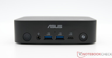 Parte anteriore: Pulsante di accensione, audio combo da 3,5 mm, 2x USB TypeA 10Gbps, USB TypeC 10Gbps, pulsante di scelta rapida Copilot