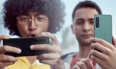 Rispetto a molti smartphone di punta, i modelli Sony Xperia 5 sembrano compatti in mano. (Fonte immagine: Sony (Xperia 5 IV) - modificato)