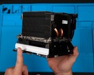 Uno screenshot che mostra l'ampio dissipatore di calore della Steam Machine, situato sopra le unità I/O e l'alimentatore