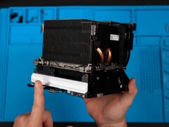 Uno screenshot che mostra l'ampio dissipatore di calore della Steam Machine, situato sopra le unità I/O e l'alimentatore