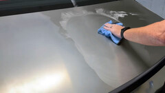 La 'ruggine' del Cybertruck può essere eliminata (immagine: Bearded Tesla/YT)