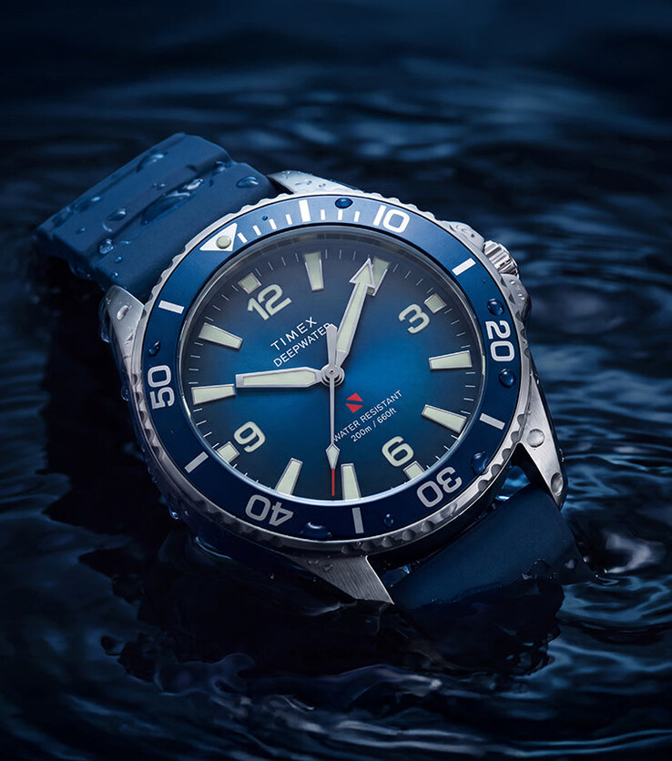 Timex Deepwater Arctic 200 con quadrante blu sfumato e cinturino in gomma HNBR blu coordinato, fotografato parzialmente immerso nell’acqua.