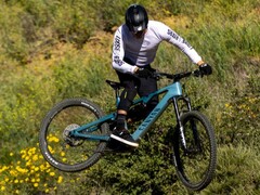 La e-mountain bike Canyon Spectral:ON può disporre di una batteria da 900 Wh per un&#039;autonomia assistita fino a 60 miglia (~97 km). (Fonte: Canyon)