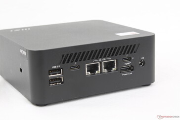 Posteriore: 2x USB-A 2.0, USB-C Thunderbolt 4 con DisplayPort 2.1 + Power Delivery (15 W), 2x RJ-45 (2,5 Gbps), USB-C Thunderbolt 4 con DisplayPort 2.1 + Power Delivery (100 W), HDMI 2.1 con MSI Power Link, adattatore CA