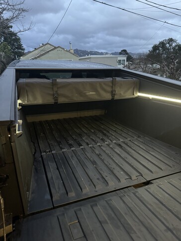 La tenda Basecamp del Cybertruck si ripone ordinatamente sotto la copertura tonneau quando non viene utilizzata. (Fonte: Cybertruck Owners' Club)