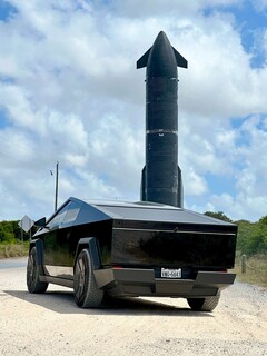 Cybertruck accanto a un razzo SpaceX Starship. (Fonte: NikolaBrussels/X)