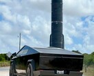 Cybertruck accanto a un razzo SpaceX Starship. (Fonte: NikolaBrussels/X)