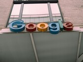 Il logo di Google visualizzato sulla facciata di un edificio. (Fonte immagine: Hardeep Singh via Pexels)