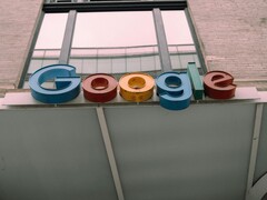 Il logo di Google visualizzato sulla facciata di un edificio. (Fonte immagine: Hardeep Singh via Pexels)
