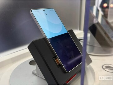 Un telefono Samsung Galaxy con una versione più recente del Privacy Display, che blocca metà dello schermo.