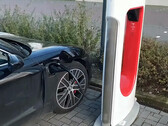 Tesla permetterà altre auto sulla sua rete di ricarica negli Stati Uniti, ma vuole che il governo paghi anche per i Supercharger