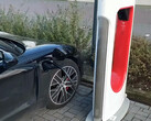 Tesla permetterà altre auto sulla sua rete di ricarica negli Stati Uniti, ma vuole che il governo paghi anche per i Supercharger