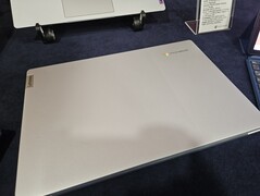 L'IdeaPad 3 Slim Chromebook in mostra al MWC nella sua seconda colorazione Cloud Gray. (Fonte: Notebookcheck)