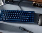 Tastiera Keychron Q16 HE TMR su una scrivania con altre periferiche