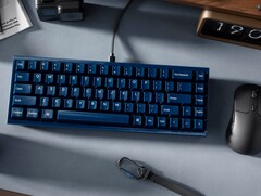 Tastiera Keychron Q16 HE TMR su una scrivania con altre periferiche