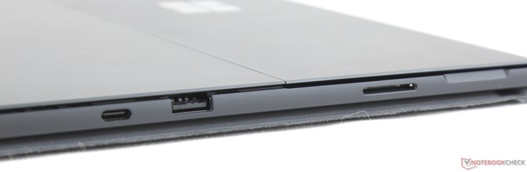 A destra: USB Type-C w/ DisplayPort e Power Delivery, USB 3.0 Type-A, Surface Connect