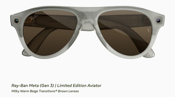 Il modello Ray-Ban Meta (Gen 3) Limited Edition Aviator con montatura beige caldo lattiginoso e lenti marroni fotocromatiche.