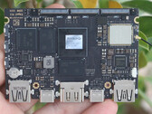 Il Khadas Edge2 utilizza il chipset Rockchip RK3588S su una scheda di 82 x 57,5 x 5,7 mm. (Fonte: CNX Software)