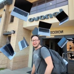 Computer portatili che volano fuori da un edificio da soli. Generato con Grok (Fonte immagine: Notebookcheck - Darryl Linington)