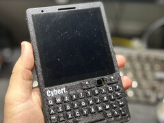 Il CyberT sembra un BlackBerry, ma è alimentato da un Raspberry Pi CM4 (Fonte: Carbon Computers)