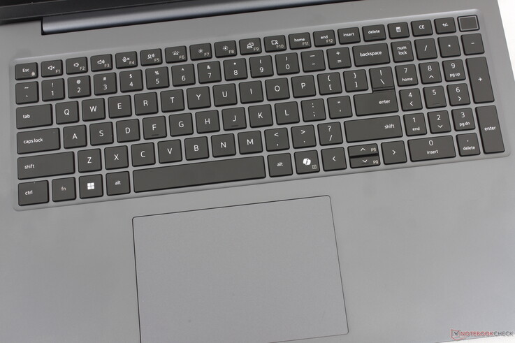 Tastiera e risposta al tocco simili a quelle del Dell Pro 7 14, ma con un clickpad più ampio (13 x 9 cm) e un tastierino numerico integrato