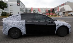 Un prototipo di Tesla Model Y L avvistato nei pressi del Nürburgring in Germania (Fonte: Carbuzz)