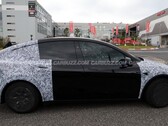 Un prototipo di Tesla Model Y L avvistato nei pressi del Nürburgring in Germania (Fonte: Carbuzz)