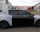 Un prototipo di Tesla Model Y L avvistato nei pressi del Nürburgring in Germania (Fonte: Carbuzz)