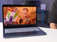 Il MacBook Neo è rivestito in alluminio e pesa 1,23 kg (2,7 libbre).