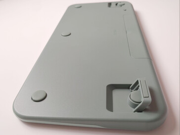 I grandi cuscinetti di gomma impediscono alla tastiera di scivolare. (Fonte: Notebookcheck.net)