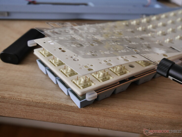 La schiuma della piastra in poliuretano, il cuscinetto di commutazione in IXPE e il trattamento della pellicola in PE contribuiscono a modellare il profilo sonoro di Tide65 e offrono opzioni di personalizzazione.