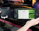Il cavo di estensione della batteria esterna per Win 5 sembra essere in una fase iniziale. Nella foto: l'accessorio collegato al palmare da gioco. (Fonte: GPD)