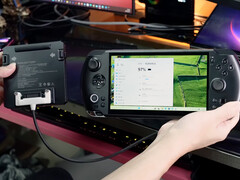 Il cavo di estensione della batteria esterna per Win 5 sembra essere in una fase iniziale. Nella foto: l&#039;accessorio collegato al palmare da gioco. (Fonte: GPD)