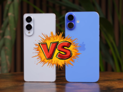 Galaxy S25 Edge e l&#039;iPhone 16 Plus hanno dimensioni simili, tranne lo spessore. (Fonte immagine: Versus su YouTube)